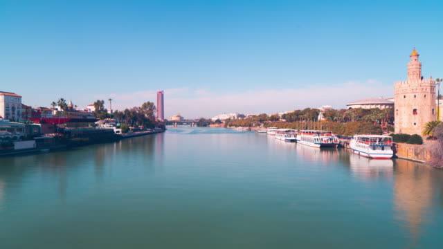 Sevilla-sonniger-Tag-Fluss-Brücke-Torre-del-Oro-Panorama-\"-4-k-Zeitraffer-Spanien
