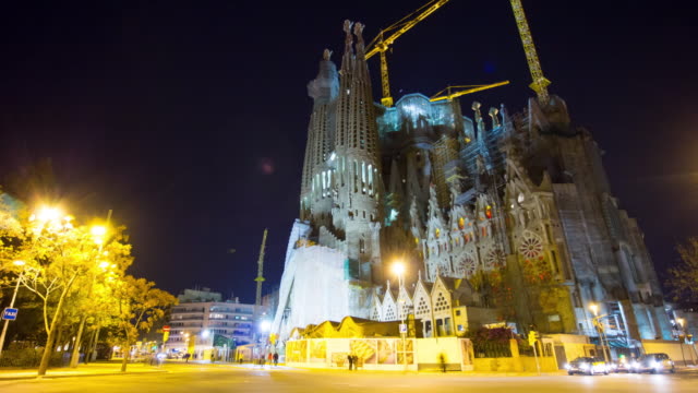Nachtlicht-barcelona,-der-Sagrada-Familia-Konstruktion-mit-4-k-Zeitraffer