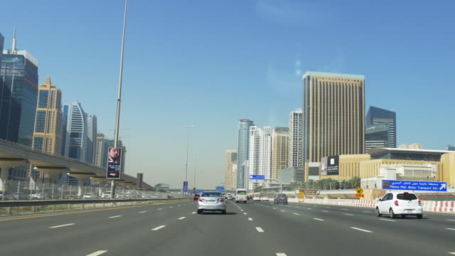 Tag-Jachthafen-dubai-sheikh-zayed-road,-der-car-ride-4-k-VAE