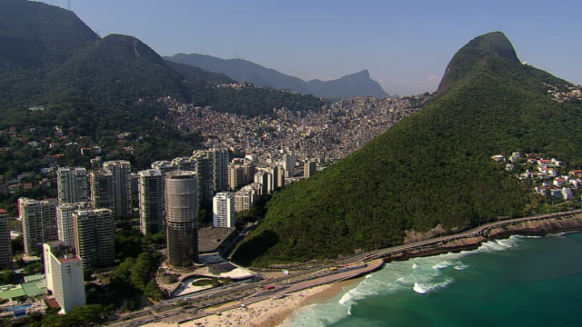 Volar-por-encima-de-la-playa-y-Favela,-Rio-de-Janeiro,-Brasil