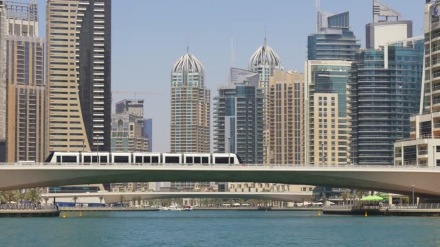 Eau-de-la-ciudad-de-Dubai-Marina-Golfo-vista-panorámica-del-puente-4-K