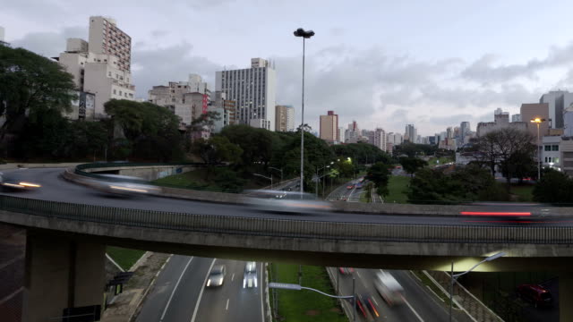 Zeitraffer-Verkehr-in-Sao-Paulo-Pfanne-Schuss