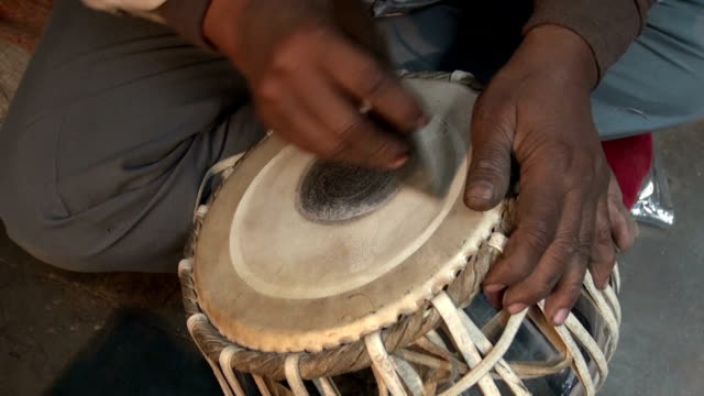 Tabla-maestra-de-tambor,-varanasí,-India