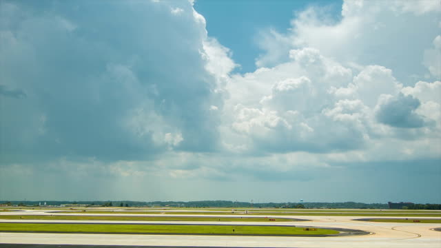 Aeródromo-gran-parte-con-Avión-despegando-en-las-nubes