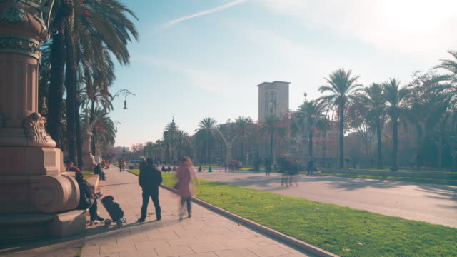 barcelona-la-luz-solar-arco-del-triunfo-alley-lapso-de-tiempo-en-4k-en-España