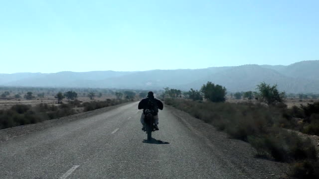 Mann-Reiten-Motorrad-in-Afrika