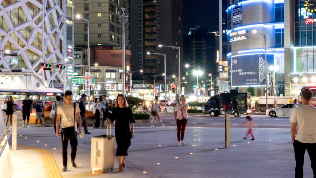 Timelapse-de-la-zona-de-compras-de-la-noche-de-la-ciudad-de-Seúl.-Dongdaemun-compras-con-iluminaciones-ocupadas,-los-compradores-y-tráficos.