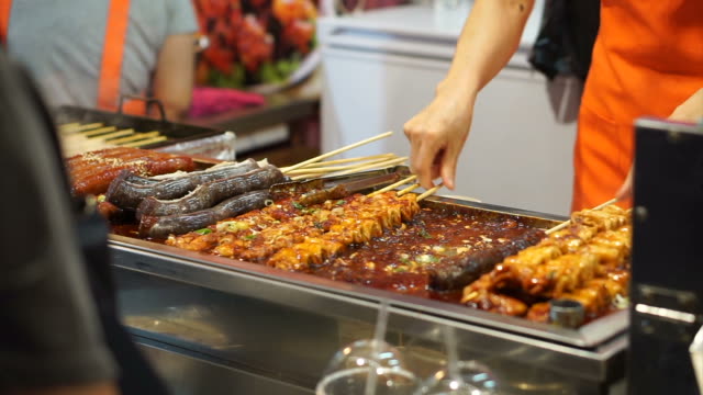 Seoul,-Korea-Straße-Garküche,-Tteokbokki,-Fisch-Hotdog,-Soondae-und-andere-Lebensmittel-auf-stick