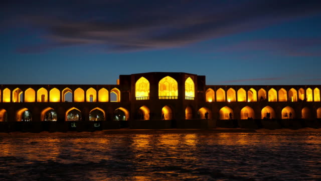 Vista-nocturna-del-puente-de-Khaju-(Pol-e-Khaju)-en-Isfahán,-Irán