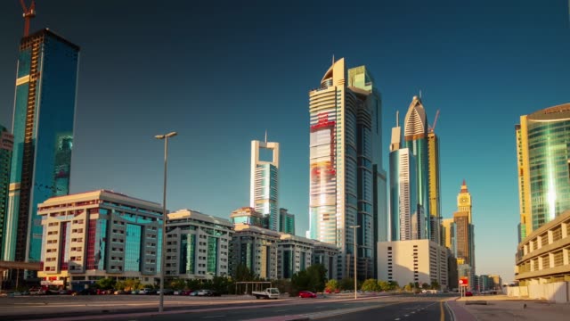 sonnigen-Tag-Dubai-Zentrum-Straße-anzeigen-4-k-Zeit-verfallen-Vereinigte-Arabische-Emirate