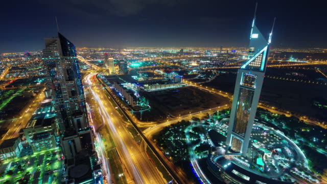 luz-de-la-noche-de-la-Dubai-downtown-tráfico-panorama-superior-techo-calle-4-k-duración-lapso-Emiratos-Árabes-Unidos