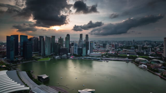 Sonnenuntergang-Gewitterhimmel-Vogel-anzeigen-4-k-Zeitraffer-von-Singapur-Dach