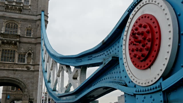 Näher-Blick-auf-das-blaue-Metall-der-London-Brücke