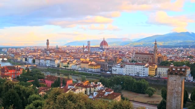 Luftaufnahme-des-romantischen-Florenz,-schwebend-in-der-Farbe-Luftblasen,-Italien