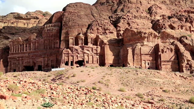 Visión-de-conjunto-de-tumbas-reales,-rosa-antigua-ciudad-de-Petra,-Jordania