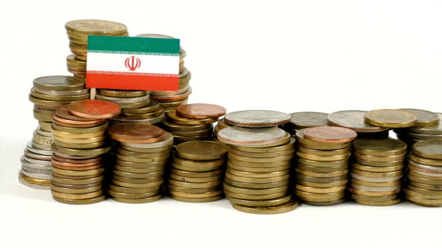 Bandera-de-Irán-con-la-pila-de-dinero-monedas