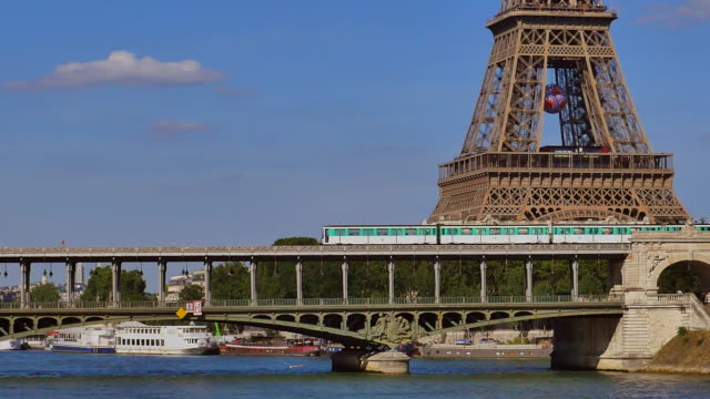 Paris-u-Bahn-Kreuzung-Pont-de-Bir-Hakeim,-Paris,-Frankreich