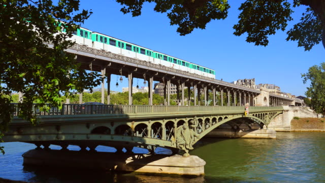 Paris-metro-crossing-Pont-de-Bir-Hakeim,-Paris,-France