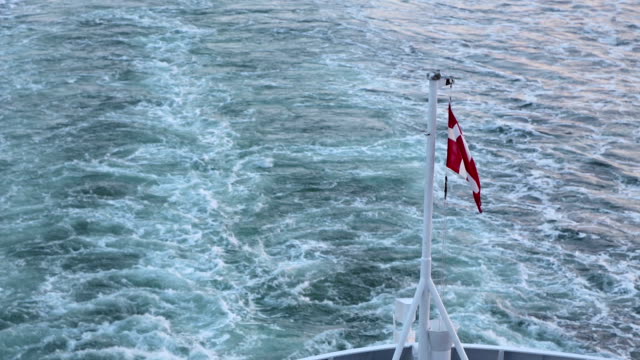 Bandera-danesa-revoloteando-en-el-viento-en-el-barco