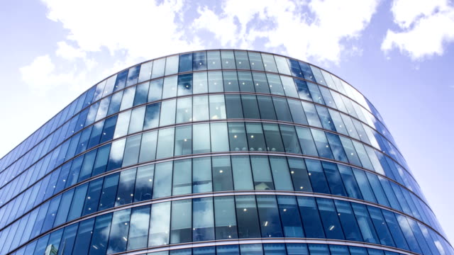 Geschäftsgebäude-Glas-Wolkenkratzer-und-Wolken-Zeitraffer