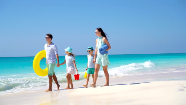 Glückliche-Familie-auf-einem-tropischen-Strand