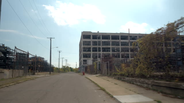 CLOSE-UP:-Conducción-hacia-las-ruinas-del-abandonado-Fisher-cuerpo-planta-21-en-Detroit