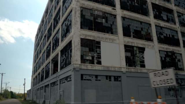 CLOSE-UP:-Vidrios-rotos-de-las-ventanas-de-fábrica-de-auto-Fisher-abandonada,-Detroit