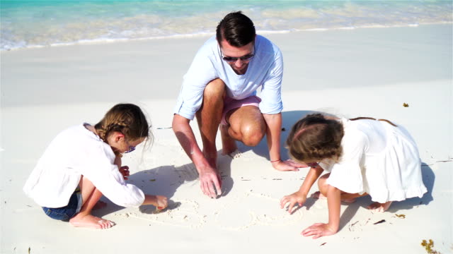 Familia-feliz-en-la-playa-tropical-de-divertirse.-Padre-y-los-niños-disfrutan-de-tiempo-juntos-en-la-playa-de-arena-blanca-de-sus-vacaciones