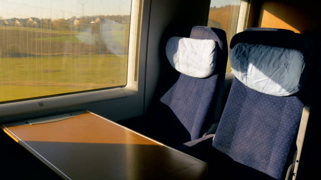Leeren-Zug-Sitze-an-einem-sonnigen-Tag-2
