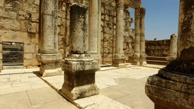 Caminando-entre-antiguas-columnas-en-Israel