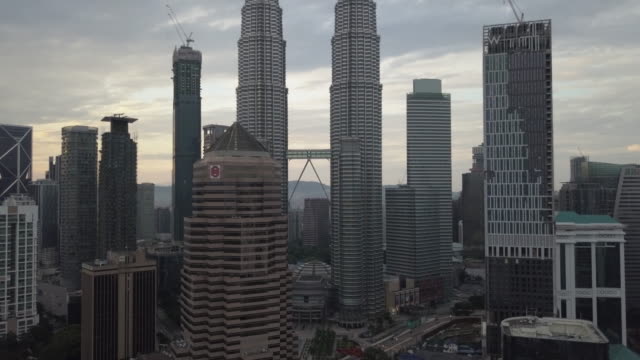 Luftaufnahmen---Petronas-Towers-bei-Sonnenaufgang.-Flache-Farbprofil.