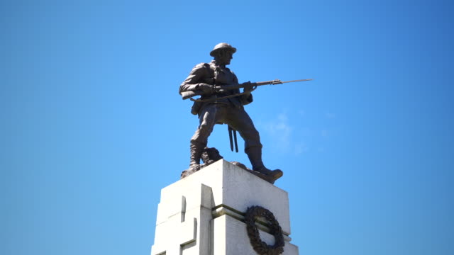 Estatua-de-soldado-de-guerra,-monumento-de-escultura-de-bronce-sobre-Base-de-granito,-Memorial-del-ejército