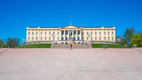 Video-Time-lapse-del-turista-en-el-Palacio-Real-en-Oslo,-Noruega,-lapso-de-tiempo-4K