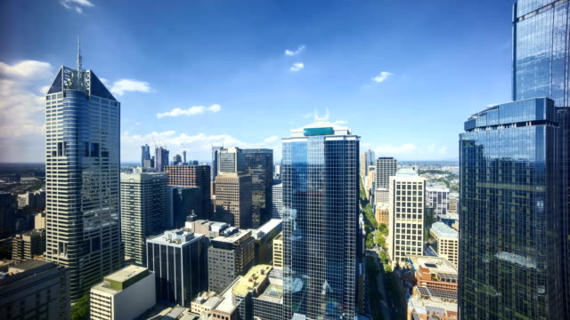 Rollenden-Wolken-gegen-hellen-sonnigen-blauen-Sommerhimmel-in-Melbourne
