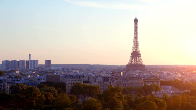 Blick-auf-den-Eiffelturm-in-Paris-auf-den-Sonnenuntergang-in-4k