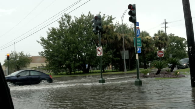 Coche-conduce-a-través-de-una-intersección-inundada-del-I10-en-Nueva-Orleans