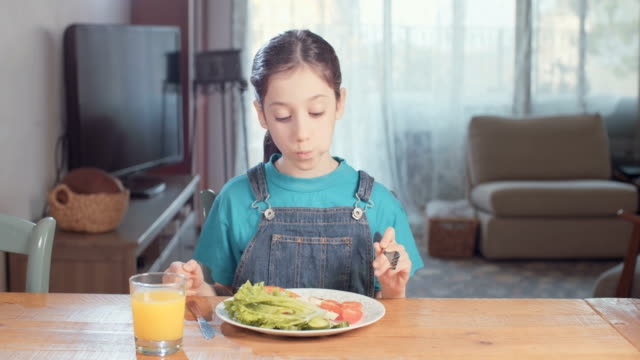 Nutrición-infantil---niña-comiendo-alimentos-saludables-para-el-desayuno