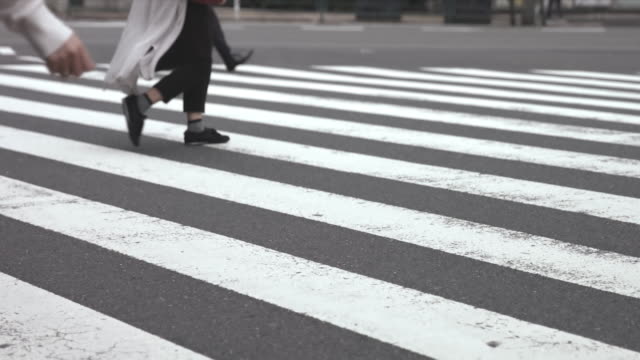 Menschen-zu-Fuß-auf-den-Zebrastreifen-Shinbashi-(Slow-Motion-Video)-im-Sommer