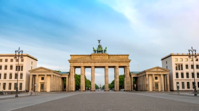 Berlín-ciudad-horizonte-timelapse-en-la-puerta-de-Brandenburgo-(Brandenburger-Tor),-lapso-de-tiempo-de-Berlín,-Alemania,-de-4-K