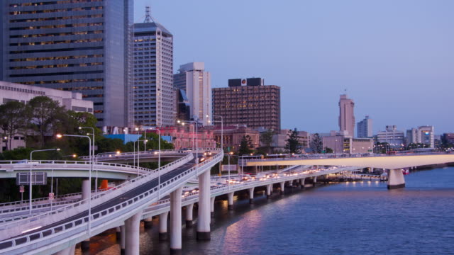 Brisbane-Stadtbild-mit-Autobahn-Abenddämmerung-Timelapse-4K