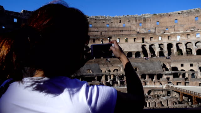 Touristen-machen-video-mit-Smartphones-im-Kolosseum,-Rom,-Italien