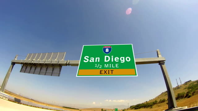 4-K-conducir-en-la-autopista/interestatal,-señal-de-salida-de-la-ciudad-de-San-Diego,-California