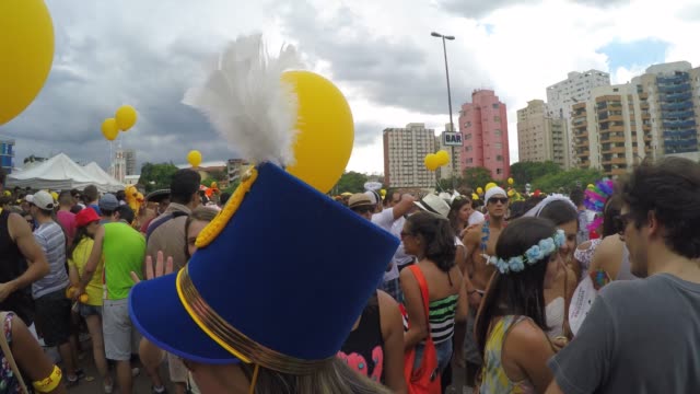 Brasilianische-Volk-feiert-Karneval-auf-Straße