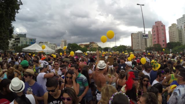 Pueblo-brasileño-celebra-el-Carnaval-en-la-calle