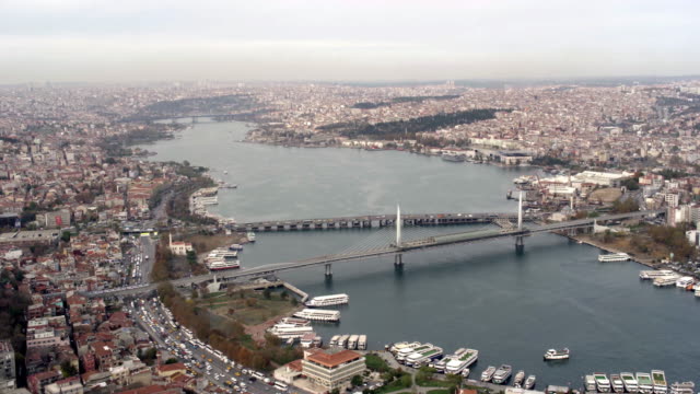 Aerial-view-of-Galata-bridge-in-Istanbul,-Turkey.