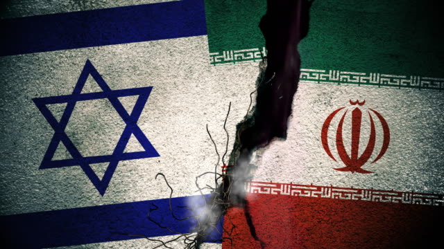 Israel-gegen-Iran-Flaggen-auf-rissige-Wand