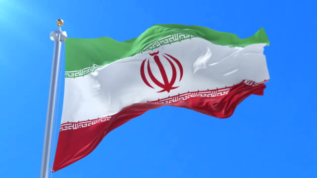 Bandera-de-Irán-ondeando-al-viento-en-lento-en-cielo-azul,-lazo