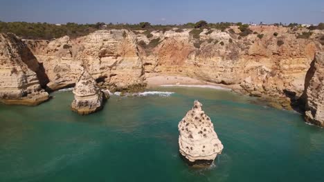 Volando-sobre-Praia-Da-Marinha-(playa-de-Marinha)-en-Algarve,-Portugal