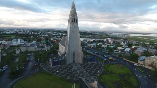 Aerial-footage-of-Hallgrimskirkja-church-in-Reykjavik,-Iceland