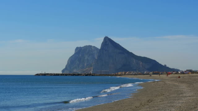 Vista-de-la-roca-de-Gibraltar-y-la-playa-con-las-olas-del-mar